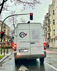 Termin-Transporte Brandt Standort Berlin Transporte bei jedem Wetter Sprinter an roter Ampel
